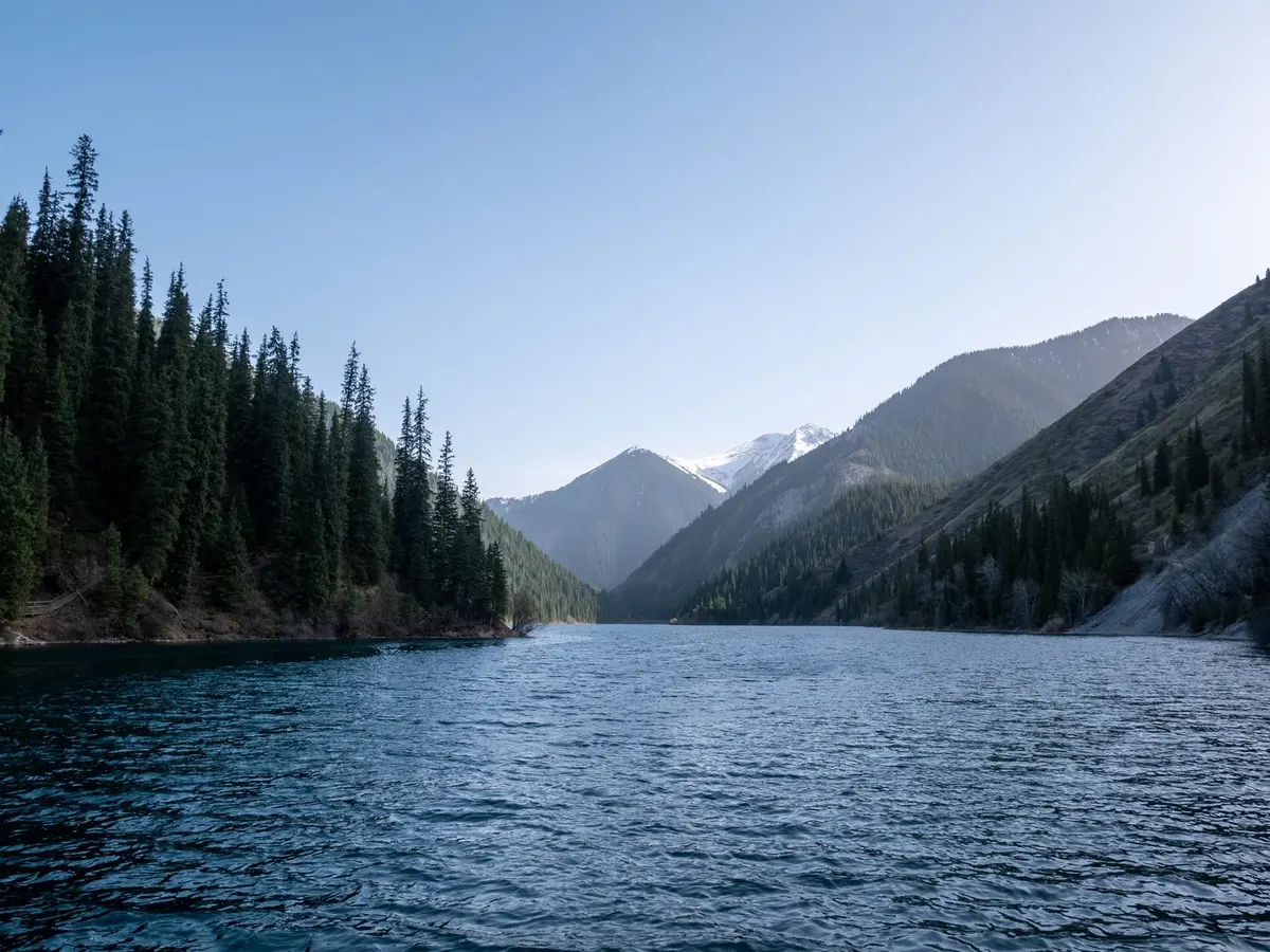 Озеро Кольсай во второй половине дня в тени