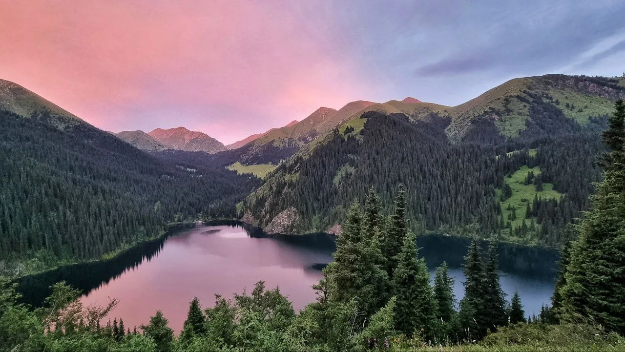 озеро Кольсай-2 средний Кольсай на рассвете