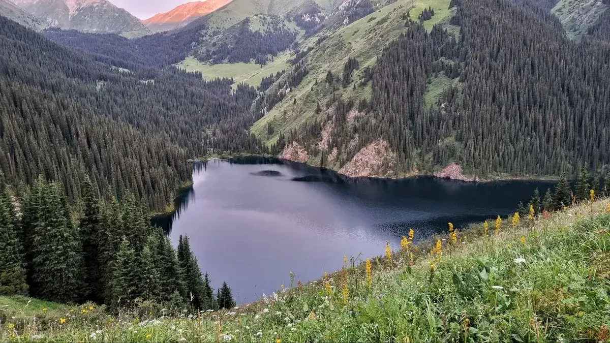 озеро Кольсай-2 средний Кольсай на рассвете